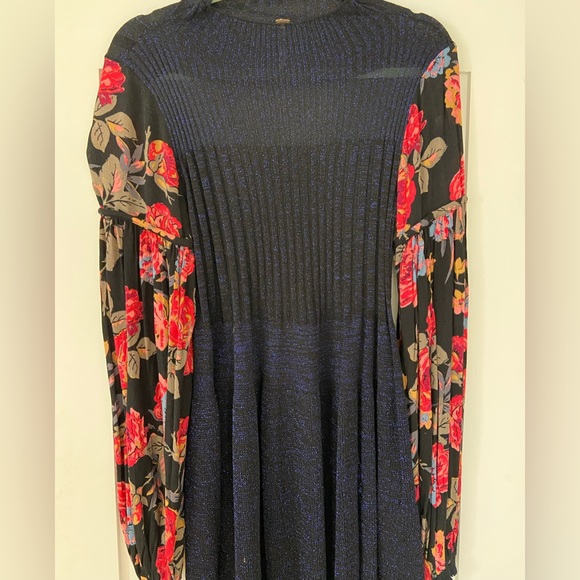 Free People Blue Shimmer Mini w. Floral Sleeves - Picture 9 of 9